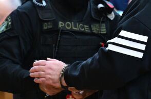 Συνελήφθη 55χρονος στην Παλλήνη μετά από τροχαίο, καθώς οδηγούσε μεθυσμένος με τα ανήλικα παιδιά του στο όχημα - Κατηγορείται για επικίνδυνη οδήγηση.