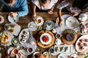 Τα Death Cafe φέρνουν αγνώστους κοντά για ανοιχτές συζητήσεις γύρω από τον θάνατο - Η ακτινογραφία της κοινότητας που εξαπλώνεται παγκοσμίως