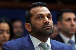 Χάκερ με δεσμούς με το Ιράν παραβίασαν το email του διευθυντή του FBI και διέρρευσαν υλικό, με τις αρχές να επιβεβαιώνουν το περιστατικό.