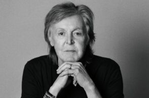 Ο Πολ ΜακΚάρτνεϊ ανακοινώνει το νέο άλμπουμ «The Boys of Dungeon Lane», μια προσωπική επιστροφή στις ρίζες του, με κυκλοφορία στις 29 Μαΐου.