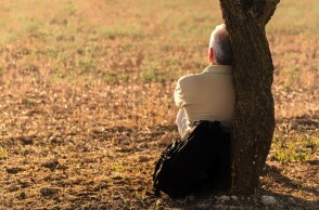 Συνταξιούχος χαλαρώνει κάτω από ένα δέντρο