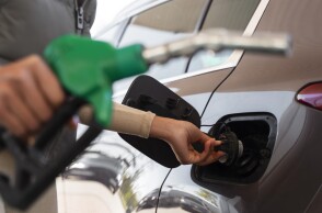 Εργαζόμενος σε πρατήριο υγρών καυσίμων βάζει βενζίνη σε αυτοκίνητο