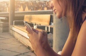 Νεαρή κάνει scroll στα social media