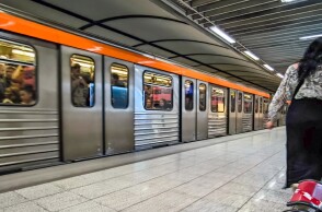 Συρμός του Μετρό διέρχεται από σταθμό