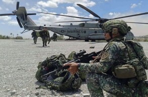 Αμερικανοί πεζοναύτες βγαίνουν από στρατιωτικό ελικόπτερο