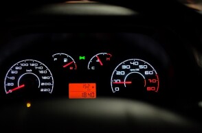 Κοντέρ στο αυτοκίνητο που δείχνει την στάθμη βενζίνης
