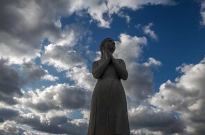 Άγαλμα με φόντο τον συννεφιασμένο ουρανό