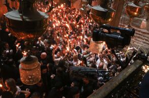 Τα σενάρια που εξετάζονται για τη μεταφορά του Αγίου Φωτός στην Ελλάδα