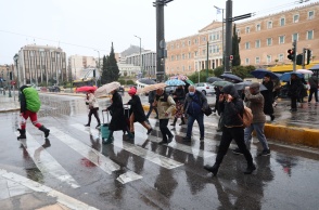 Πολίτες στο κέντρο της Αθήνας εν μέσω καταιγίδας