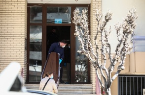 Σορός μέσα σε κάσα βγαίνει από την πολυκατοικία στου Ζωγράφου