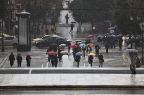 Πολίτες εν μέσω καταιγίδας στην πλατεία Συντάγματος