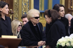 Υποβασταζόμενη η αδελφή της Μαρινέλλας στο «τελευταίο αντίο»