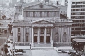 130 χρόνια Δημοτικό Θέατρο Πειραιά: Πέντε «στάσεις» στη μακρά ιστορία του μνημειώδους κτιρίου