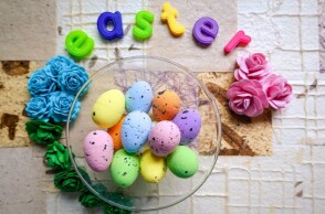 Γυάλινο μπολ με πασχαλινά αυγά στο τραπέζι