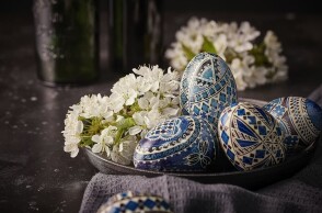 Καλάθι με διακοσμητικά αυγά για το Πάσχα 2026