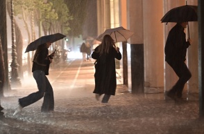 Πολίτες εν μέσω καταιγίδας