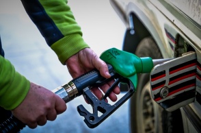 Άτομο που βάζει καύσιμα σε αυτοκίνητο