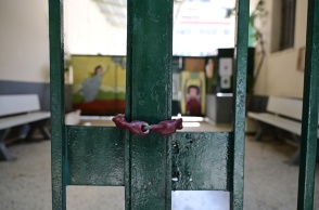 Λουκέτο σε είσοδο σχολείου