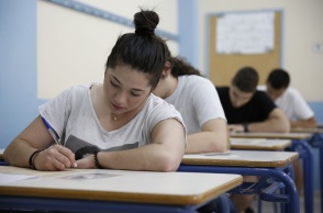Μαθήτρια γράφει εξετάσεις στο θρανίο της