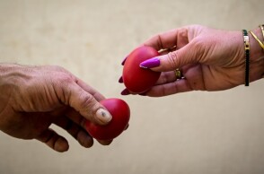 Τσούγκρισμα αυγών στο πασχαλινό τραπέζι