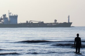 Δεξαμενόπλοιο με πετρέλαιο μπροστά από παραλία με λουόμενο