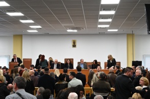 Η δικαστική αίθουσα γεμάτη από συγγενείς και δικηγόρους για την τραγωδία των Τεμπών