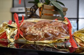 Τσουρέκι για το Πάσχα σε πάγκο φούρνου