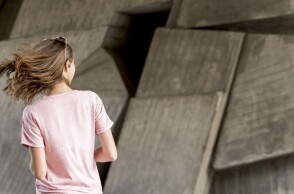 Νεαρή κάνει τζόκινγκ