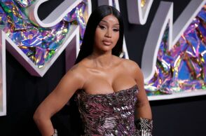 Η Cardi B αποκαλύπτει ότι δεν θα αφαιρέσει τελικά τα εμφυτεύματα στους γλουτούς - Η 33χρονη ράπερ δηλώνει πως νιώθει άνετα με το σώμα της και αγαπά τις ατέλειες