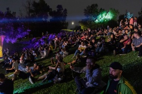 Πολίτες καθισμένοι στο γρασίδι