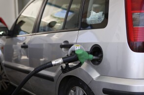 Αυτοκίνητο παίρνει βενζίνη σε πρατήριο υγρών καυσίμων