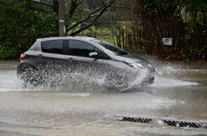 Αυτοκίνητο σε πλημμυρισμένο δρόμο στον Διόνυσο, καθώς η κακοκαιρία Erminio σαρώνει την Αττική