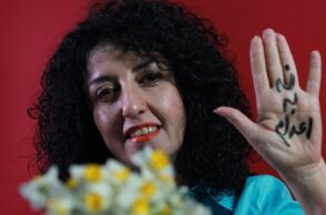 Η Ναργκίς Μοχαμαντί υπέστη πιθανό έμφραγμα στη φυλακή, με την οικογένεια να ζητά άμεση αποφυλάκιση - Οι αρχές αρνούνται τη μεταφορά της σε νοσοκομείο.