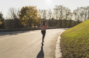 Κοπέλα κάνει τζόκινγκ
