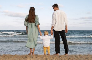 Ζευγάρι με το παιδί τους στην παραλία