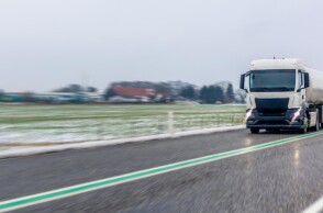 Βυτιοφόρο μεταφέρει πετρέλαιο