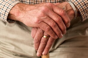 Συνταξιούχος με μπαστούνι στα χέρια