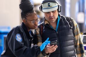 Επτά χώρες όπου οι συνοριακές αρχές μπορούν να ζητήσουν πρόσβαση στο κινητό σας τηλέφωνο - Τι πρέπει να προσέχετε στα ταξίδια, τι συμβαίνει αν αρνηθείτε