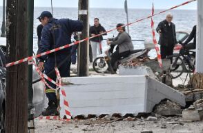 Πώς έγινε η τραγωδία στην Κόρινθο: «Έπεσε το μπαλκόνι και πλάκωσε την γυναίκα»