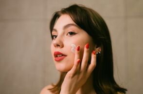 Δερματολόγοι και ερευνητές εξηγούν τι ισχύει πραγματικά πίσω από τις ακραίες viral θεραπείες ομορφιάς και αν έχουν όντως οφέλη για το δέρμα.