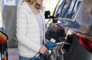 Γυναίκα βάζει βενζίνη στο αυτοκίνητο