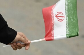 Γυναικείο χέρι κρατά σημαία του Ιράν