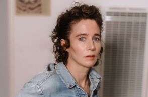 H Μιράντα Τζουλάι έρχεται από το Λος Άντζελες στην Αθήνα και μας προκαλεί να ξανασκεφτούμε τον θεσμό του γάμου και της οικογένειας