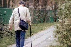 Συνταξιούχος με μπαστούνι σε πρωινή βόλτα