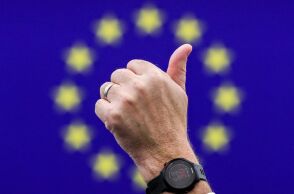 Η EY προβλέπει σταθερή ανάπτυξη για την Ελλάδα, με επενδύσεις και ζήτηση να στηρίζουν την οικονομία, παρά τις διεθνείς πιέσεις και τον υψηλό πληθωρισμό.