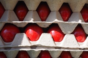 Κόκκινα αυγά εκτός ψυγείου