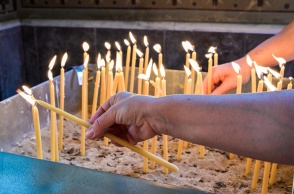 Χέρι που ανάβει κερί στην εκκλησία