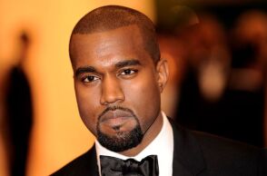 Ο Κάνιε Γουέστ προτείνει συνάντηση με την εβραϊκή κοινότητα του Ηνωμένου Βασιλείου, εν μέσω σφοδρών αντιδράσεων για την εμφάνισή του σε φεστιβάλ του Λονδίνου.