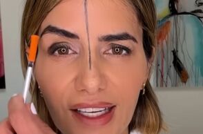 Γιατρός εφαρμόζει μπότοξ στη μισή πλευρά του προσώπου της, δείχνοντας τη διαφορά και εξηγώντας τη δράση των μυών και το lifting.