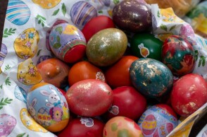 Βαμμένα πασχαλινά αυγά σε μπολ